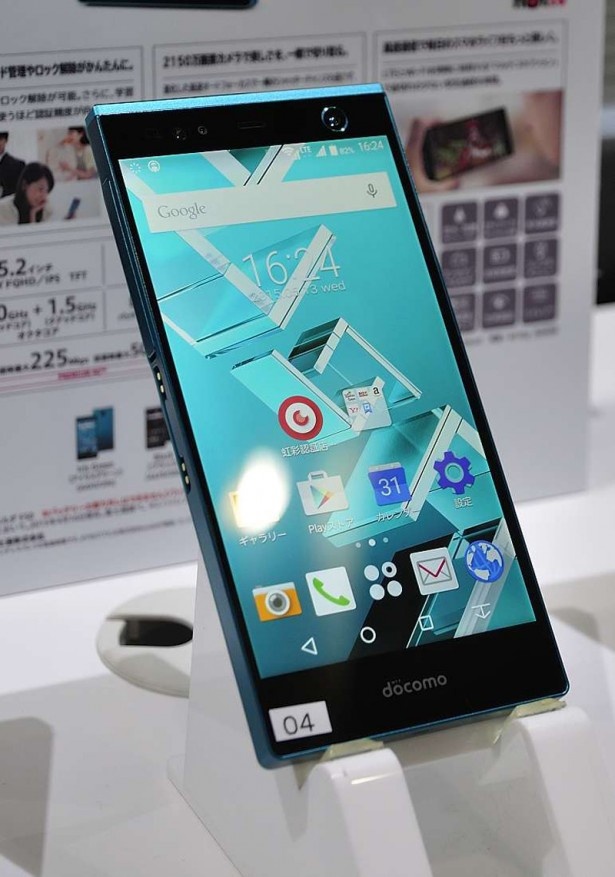 世界初の虹彩認証を搭載した富士通のARROWS NX。本体はメイド・イン・ジャパンだ