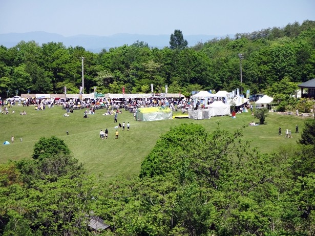 緑豊かな丸加高原が「地産地消たきかわ菜の花グルメまつり」の会場