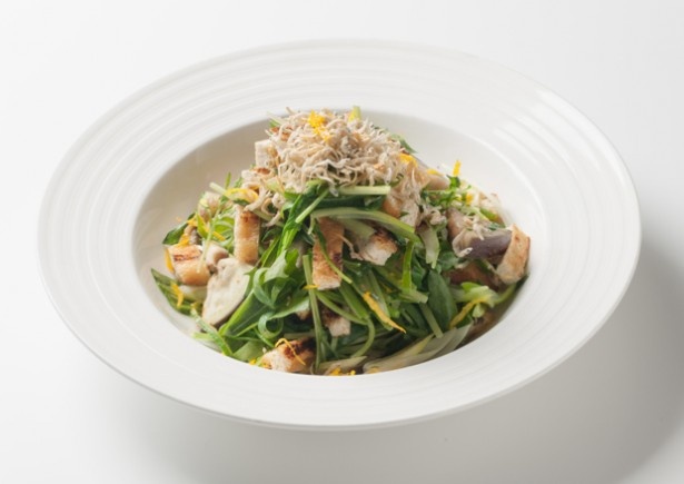 京都府の代表料理「カリカリおじゃことおあげさんのまろやか京野菜」。九条ネギをはじめとした、京野菜の上品な風味が美味。西京味噌と豆乳、マヨネーズがまろやかなコクをプラス