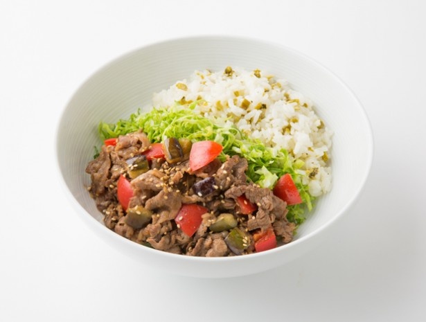 熊本県の代表料理「熊本の3つの赤マヨ丼」。イメージカラーである“くまもとの赤”にちなみ、あか牛、赤ナス、トマトを使用。マヨネーズを和えてジューシーに仕上げた