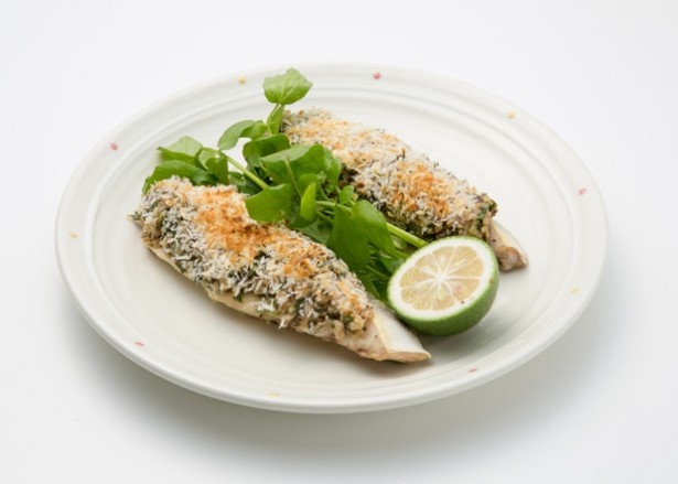 大分県の代表料理「魚のロースト☆山のマヨパテのせ」。ソテーした魚の上に、しいたけのペーストをたっぷりのせて焼き上げた。マヨネーズの力でパサつきを抑え、魚料理の悩みを解消！