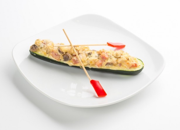 宮崎県の代表料理「マヨ焼きズッキーニボート」。新富町産のズッキーニをボートに見立て、見た目も楽しい。西京みそで作る“マヨネーズみそ”が味のベース