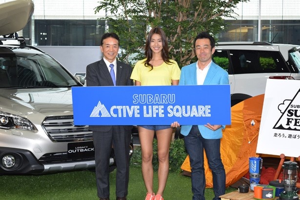 写真左より、スバルネクストストーリーの小島敦推進室長、すみれ、自動車ジャーナリストの河口学
