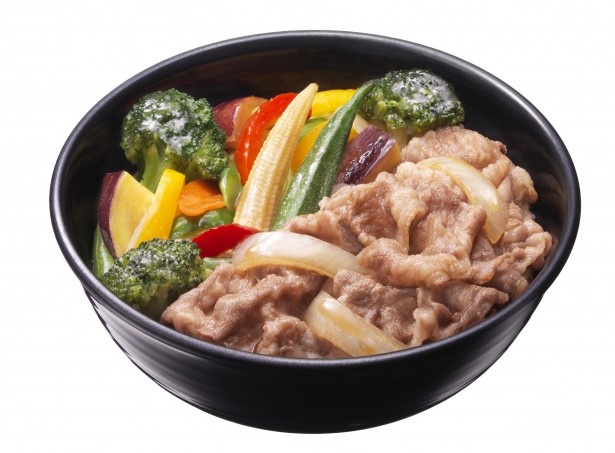 【写真を見る】小盛りサイズの牛丼に温野菜をたっぷりのせた、バランスの良い｢ベジ牛｣(650円)。女性にもおすすめ