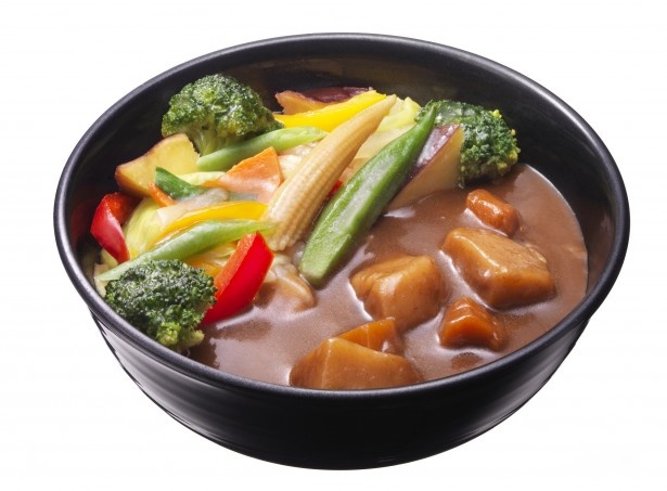 ｢ベジカレー｣(650円)。マンゴー、リンゴ、トマトの甘みが、奥行きのある辛さを引き立てて人気の｢旨辛カレー｣に、温野菜をのせている