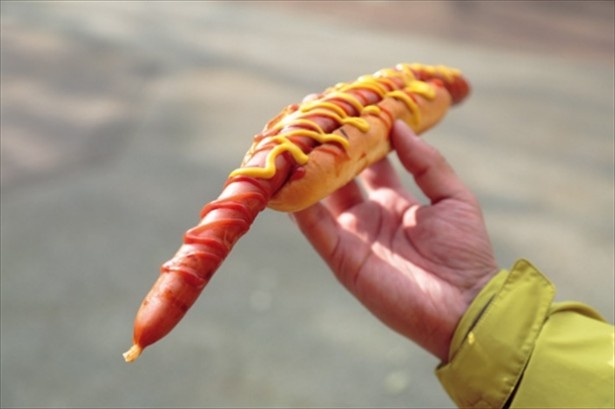 高尾山キッチンむささ びで販売する、約30cmもある「天狗ドッグ」（500円）にも注目！