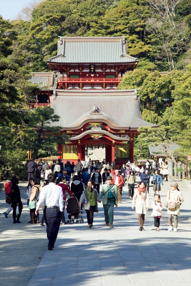 鎌倉の鶴岡八幡宮では、静御前が源義経を慕って舞ったとされる“舞殿”をチェック！