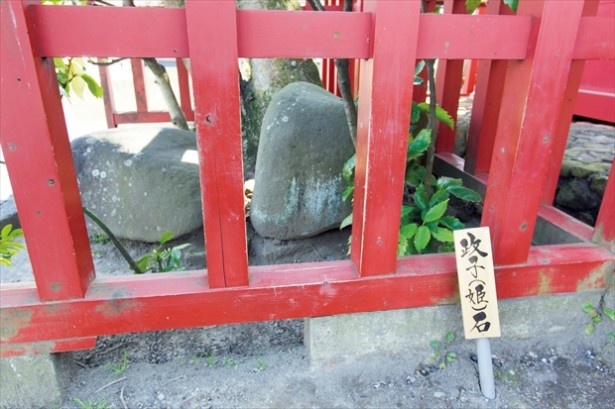 源頼朝が妻の安産を祈ったという石“政子石”