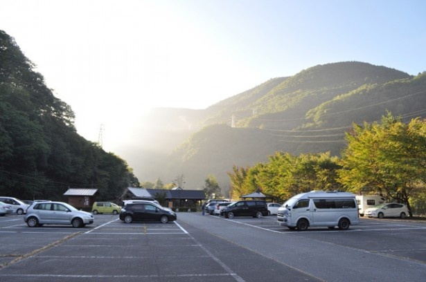 日本を代表する観光地、上高地(長野)の沢渡市営第二駐車場は、付近に温泉や足湯もあり贅沢な車中泊旅が味わえる