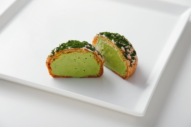 「抹茶さくさくシュー」(290円)は、あいやの抹茶を贅沢に使用したクリームがたっぷり！