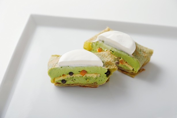 【写真を見る】風味豊かな抹茶クリームに、爽やかなオレンジがマッチする「スペシャル抹茶クレープ」(400円)