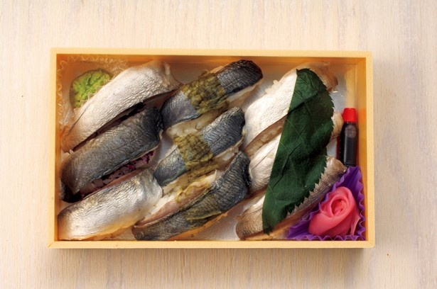 レモンが香るフレッシュな「特選小田原鯵ずし」(1030円)