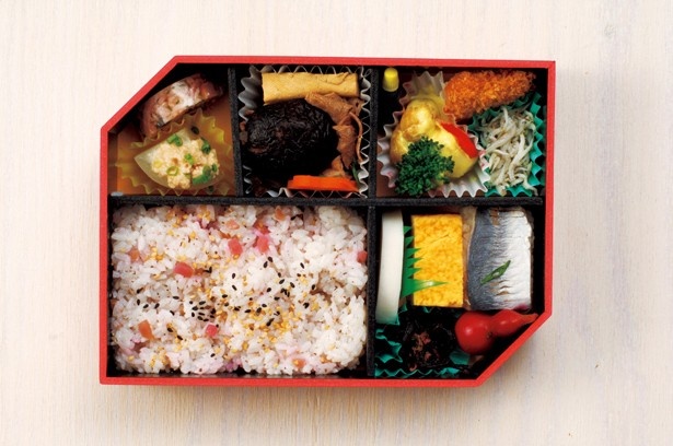 神奈川の名物を集めた「神奈川名選つまみぐい弁当」(1380円)