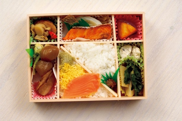 【写真を見る】「大宮弁当」(1200円)は、牛タンに玉こんにゃく、マス寿司などにぎやか！