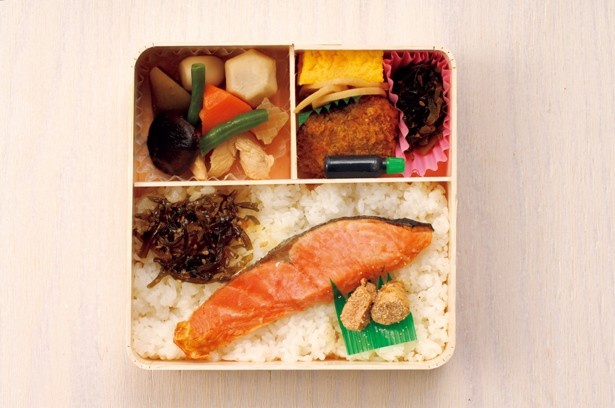 大きい塩ジャケがのった「おふくろの味 上野弁当」(1030円)