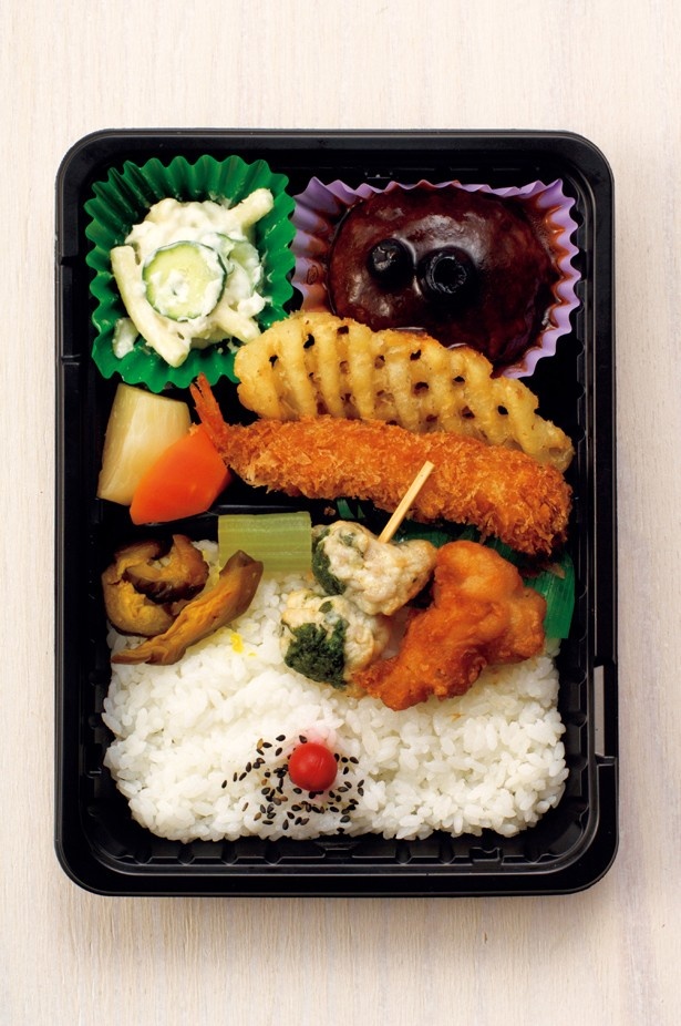 「ブルーベリーデミソースハンバーグ弁当」(550円)は、小平産の野菜を味わえるのでおすすめ