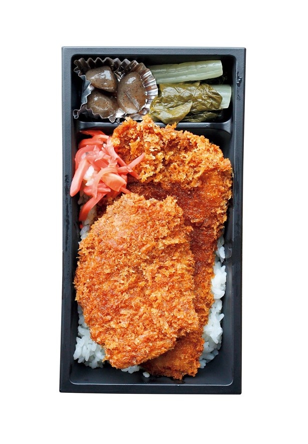 「秩父名物わらじかつ弁当」(800円)のカツは、ヒレとロースで2度楽しめる
