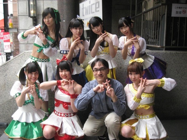 2015年4月12日、大阪のライブハウス「FANJ twice」前にて
