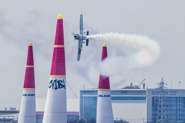 飛行機を目で追っているだけでも楽しめる「レッドブル・エアレース」
