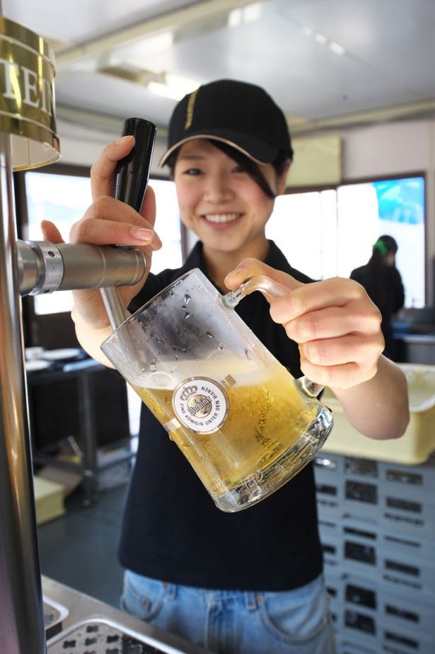 【写真を見る】サーバーから出されたばかりのドイツビールは格別！約40種の中からお気に入りの一杯を見つけよう