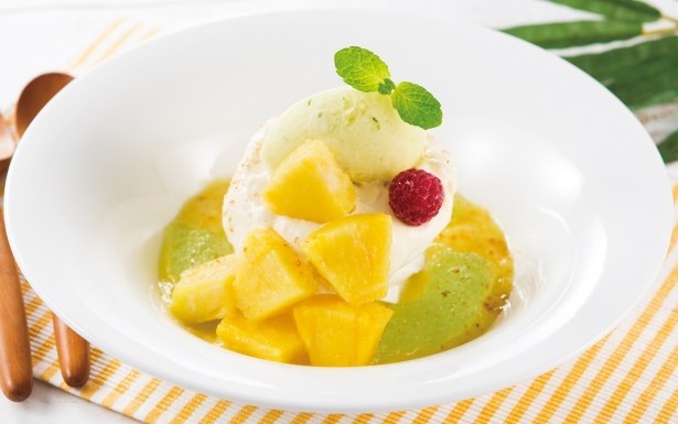 口に入れるとふわっととける食感が新しいパブロバに、見た目も爽やかなグリーンのジュレなどをトッピングした｢フレッシュパインとハーブ香るパブロバ｣(650円)