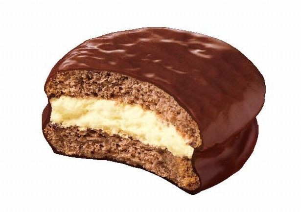 【写真を見る】チョコパイにチーズケーキ風クリームをサンド！