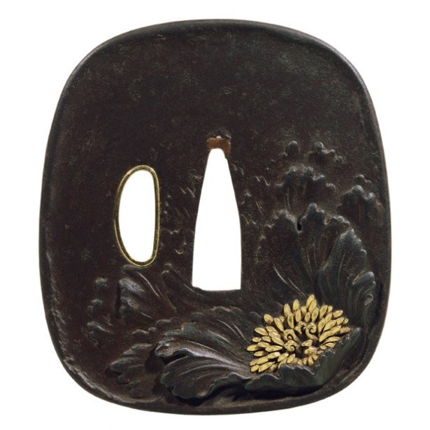 根津美術館が所有する「牡丹蝶図鐔 加納夏雄作」は、大胆な構図の牡丹の花が美しい刀の鐔(つば)