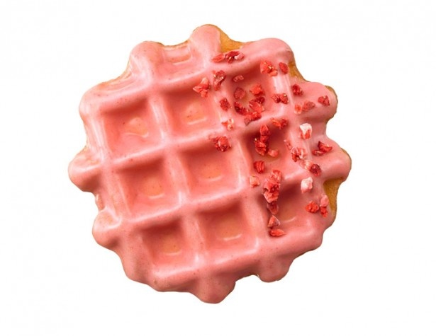 ベルギーワッフルとドーナツを組み合わせた「Waffnuts(ワフナッツ)」が新登場！「ワフナッツ ストロベリー」(240円)は、甘酸っぱいイチゴの風味が口いっぱいに広がる
