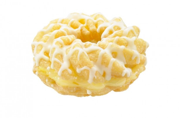 甘さと爽やかさのバランスが絶妙な「シューナッツ レモン チーズ」(210円)。シュー生地仕立てのドーナツで、レモンピール入りのチーズクリームをサンドしている