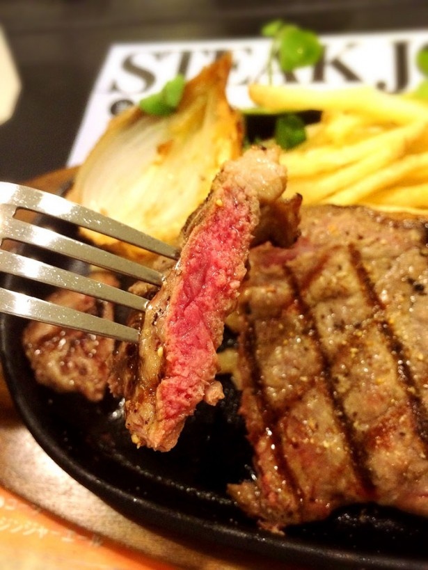 肉の弾力がすごい！ガブッと食らおう
