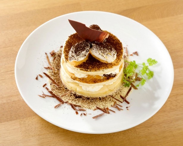マスカルポーネのクリームをたっぷりはさんだ「ティラミスのパンケーキ」(950円)