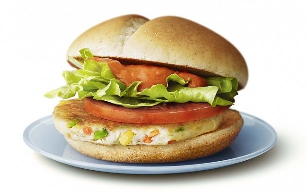 【写真を見る】「ベジタブルチキンバーガー」(単品340～370円)は、コーンやニンジン、エダマメなど、色鮮やかな野菜を練りこんだチキンパティが主役！