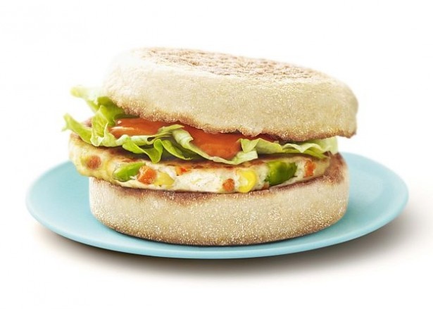 朝マックの新メニュー「ベジタブルチキンマフィン」(単品230～290円)。こんがり焼いたマフィンで、野菜たっぷりのパティをサンド