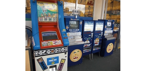 左から、名前シール作成機と日付&名前を入れられるメダル作成機