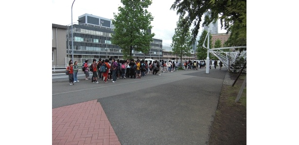 遠足らしき小学生の集団。楽しい思い出できたかな?
