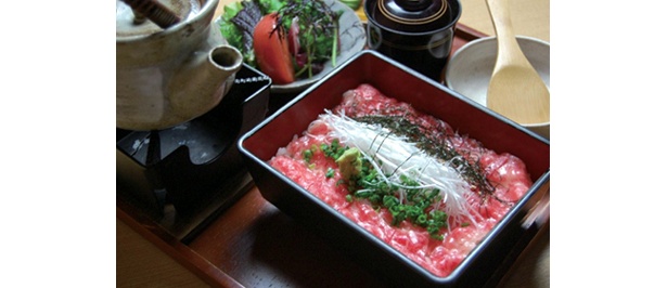 プロレスラー・武藤敬司の「麻布　武藤」では、「牛刺し飯　茶漬け出汁添え」（1680円）が必食！