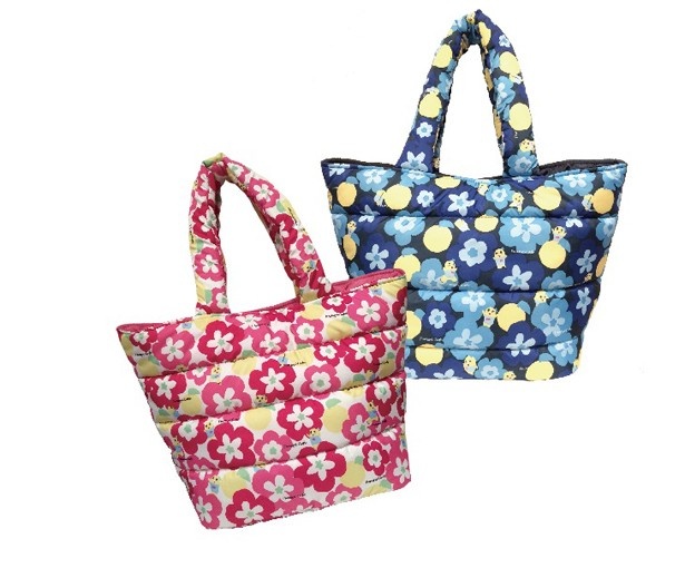 荷物がたくさん入る大きさが大人気の「モコモコトートバッグ」(2種・税抜1800円)