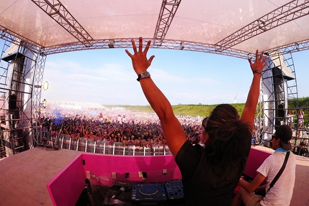 会場にはステージが設置され、DJやMCが場を盛り上げる