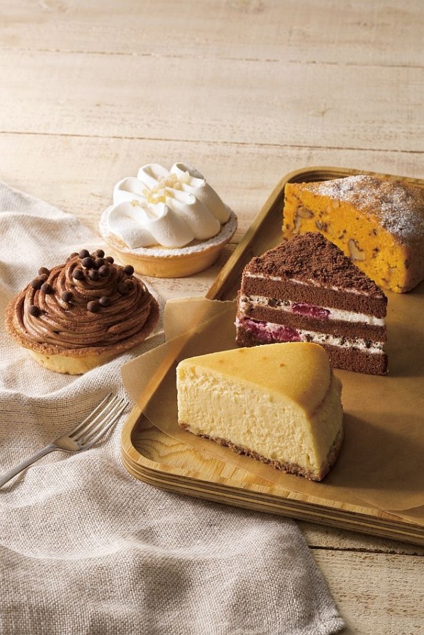 「チョコレート クリーム タルト」(420円)や「ニューヨークスタイル チーズケーキ」(450円)など、バラエティに富んだケーキメニューも魅力的
