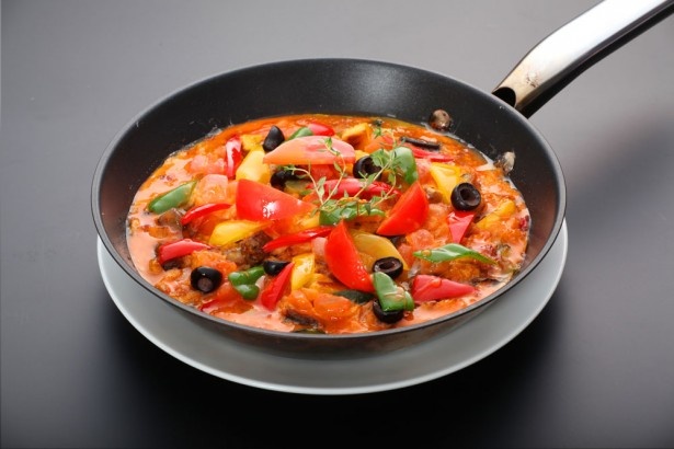 【写真を見る】野菜たっぷりの「トルティージャ」。スペインワインと一緒に食べたい(写真はイメージです)
