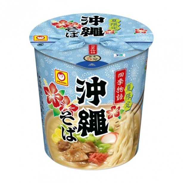 【写真を見る】「マルちゃん 四季物語 夏限定 沖縄そば」(希望小売価格・税抜185円)は味付豚肉やかまぼこなど具材たっぷり！