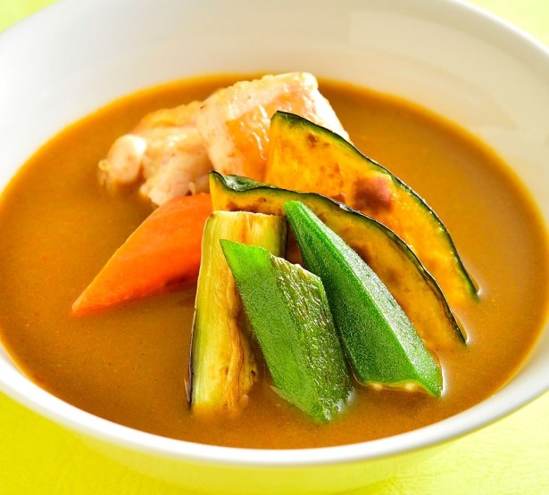 北海道名物として知られている「スープカレー」。野菜がたっぷり入っている