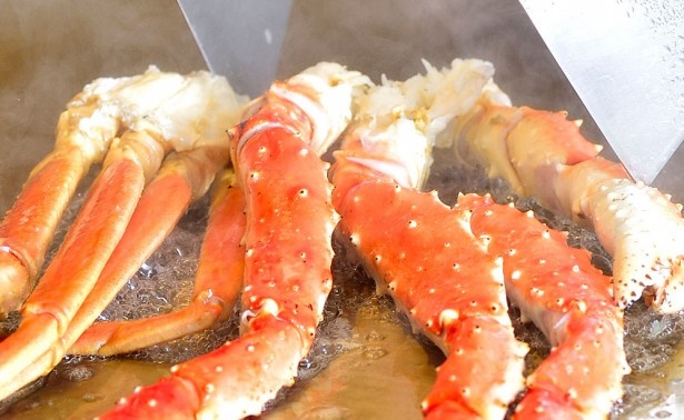 「焼きカニ」は、タラバもズワイも登場する。味の違いを比べてみて