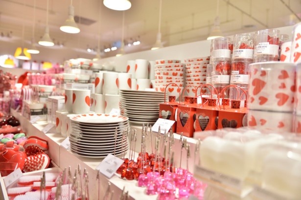 色彩豊かなアイテムがそろい、見ているだけで楽しくなる(写真は表参道ストア)