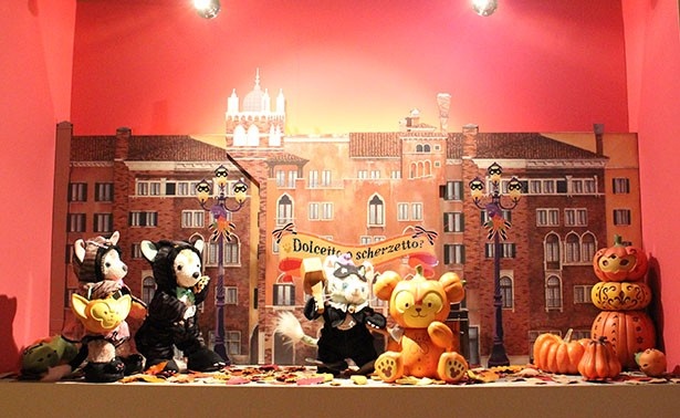 仮装したダッフィーたちがキュートなハロウィーンのジオラマ
