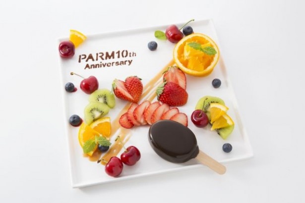 【写真を見る】1日50皿限定でPARMのチョコ付け体験を含む、同カフェ限定のデザートプレート(単品500円)などを販売する
