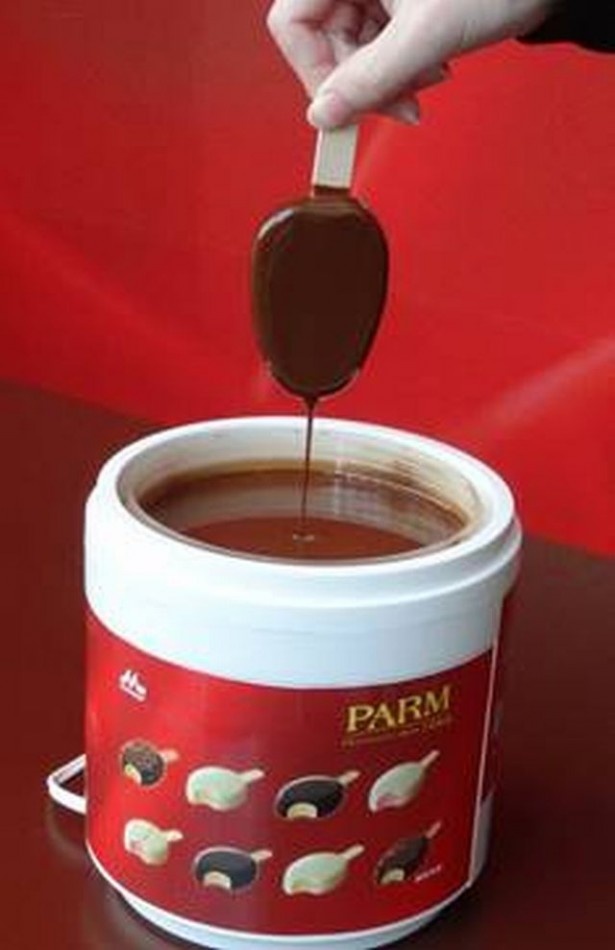 出来たてのPARMが食べられる！「チョコ付け体験」を実施！