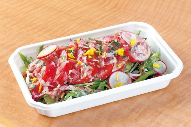 さっぱりしたものを食べたいときに「トマトとベーコンのサラダ」(税抜680円)