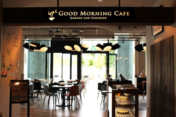 陽の光がたっぷりと差し込む、GOOD MORNING CAFEの店内。緑地を眺めながら心地よい時間を過ごせる