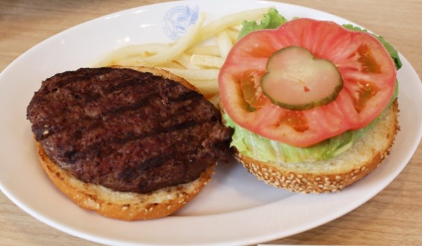 90gのパティをサンドした、Homework'sの「ランチバーガー」(1000円)。フレンチフライとドリンク付き